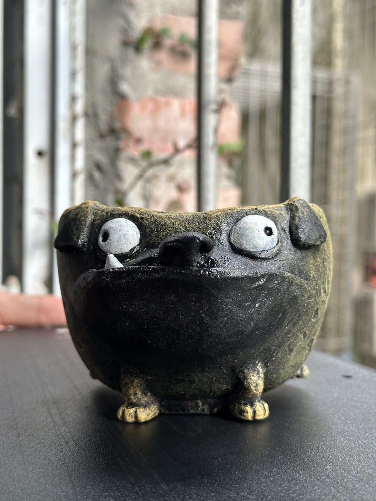 Chậu cây chó pug mặt ngáo